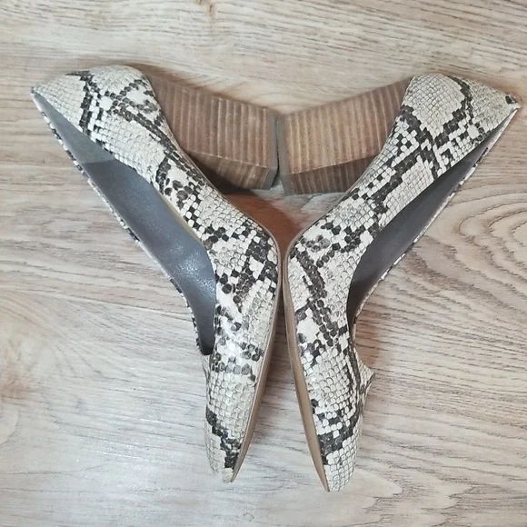 Crown Vintage Snake Skin Closed Toe Heels - Picture 5 of 9